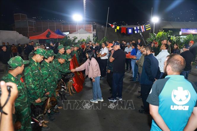 Quyền Tổng thống Venezuela Delcy Rodríguez thăm hỏi đoàn Việt Nam. Ảnh: TTXVN phát
