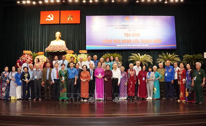 Các cựu cán bộ, đoàn viên Đoàn Thanh niên các cơ quan Trung ương Cục miền Nam cùng đại biểu, cán bộ Đoàn, đoàn viên, thanh niên chụp ảnh lưu niệm tại tọa đàm 