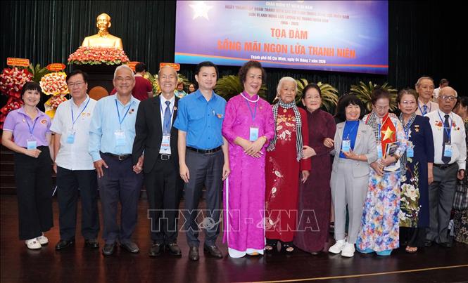 Các cựu cán bộ, đoàn viên Đoàn Thanh niên các cơ quan Trung ương Cục miền Nam cùng đại biểu, cán bộ Đoàn, đoàn viên, thanh niên chụp ảnh lưu niệm tại tọa đàm 