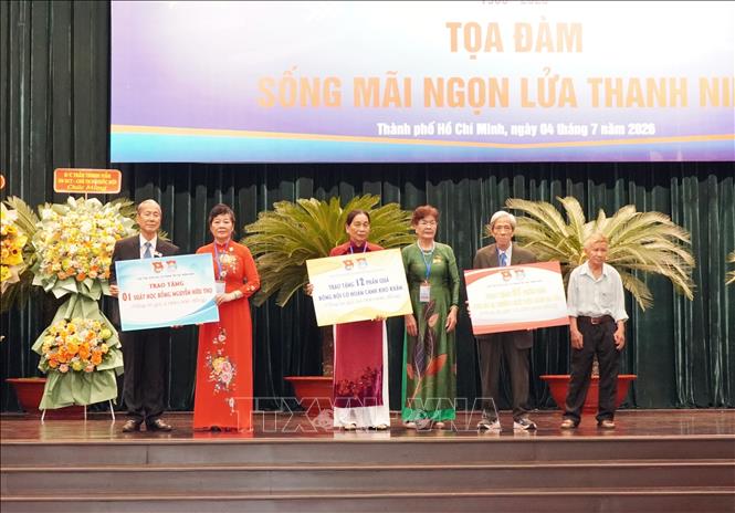 Ban Chủ nhiệm Câu lạc bộ Truyền thống Kháng chiến Đoàn Thanh niên các ciw quan Trung ương Cục miền Nam trao tặng quà, học bổng tới đại diện các gia đình có hoàn cảnh khó khăn. Ảnh: Trung Tuyến - TTXVN 