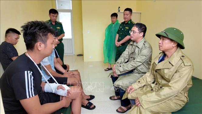 Ông Nguyễn Danh Hà, Chủ tịch UBND đặc khu Cô Tô (thứ 2 bên phải) cùng lãnh đạo đặc khu Cô Tô thăm hỏi, động viên các thuyền viên trong vụ đắm tàu ngày 3/7 trên đặc khu Cô Tô.Ảnh: TTXVN phát