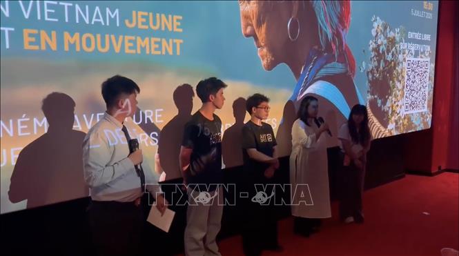 Đại diện đoàn làm phim Hà Nội 5 giác quan (áo đen) và Qua những bàn tay (áo trắng) giao lưu với khán giả. Ảnh: Lan Anh - PV TTXVN tại Vương quốc Bỉ.
