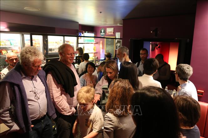 Khán giả tại Brussels bày tỏ mong muốn có thể xem lại nhiều suất chiếu nữa của chương trình. Ảnh: Lan Anh - PV TTXVN tại Vương quốc Bỉ.
