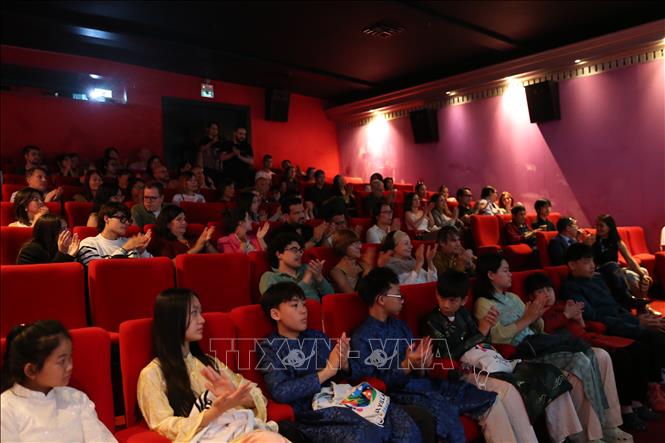 Rất đông khán giả tại Brussels tới xem phim và đặt các câu hỏi giao lưu cho đoàn làm phim. Ảnh: Lan Anh - PV TTXVN tại Vương quốc Bỉ.
