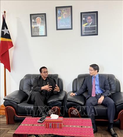Đại biện Việt Nam tại Timor-Leste Phạm Bình Đàm và Bộ trưởng Tư pháp Sérgio Hornai tại cuộc gặp ở thủ đô Dili. Ảnh: TTXVN phát

