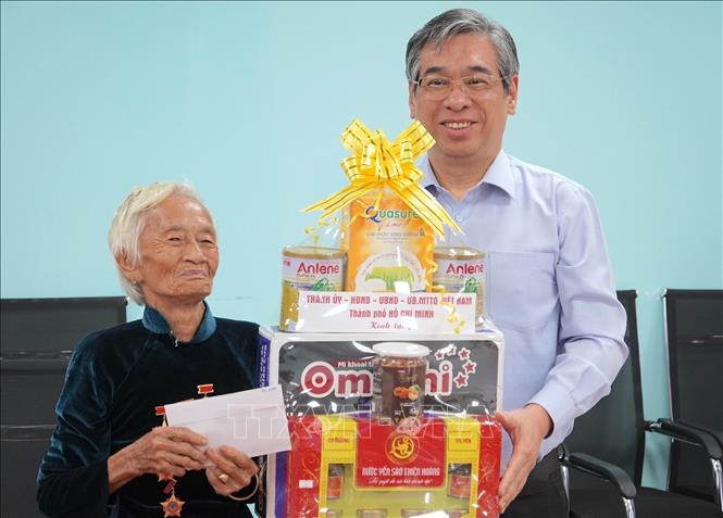 Ông Nguyễn Phước Lộc, Phó Bí thư Thành ủy Thành phố Hồ Chí Minh tặng quà Mẹ Việt Nam anh hùng Kiều Thị Nông. Ảnh: Đinh Hằng - TTXVN                                                  