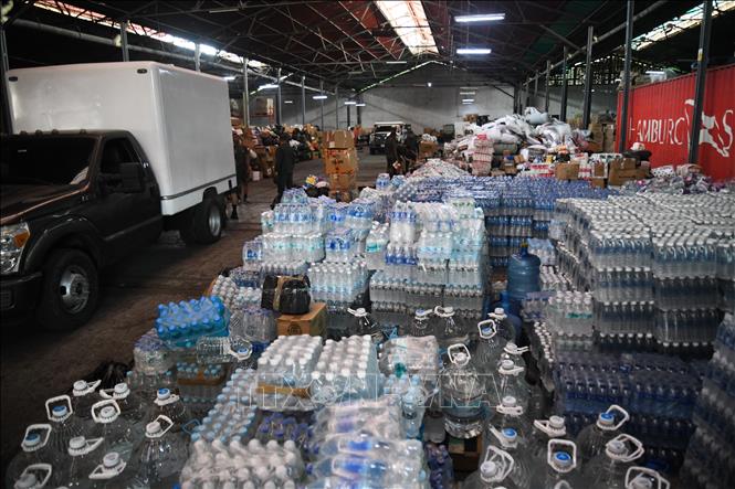 Chủ tịch Quốc hội Venezuela Jorge Rodríguez ngày 1/7/2026 thông báo nước này đã tiếp nhận hơn 700.000 tấn hàng viện trợ nhân đạo (ảnh) quốc tế nhằm phục vụ công tác khắc phục hậu quả sau hai trận động đất mạnh xảy ra hôm 24/6. Tính đến thời điểm hiện tại, động đất đã làm 2.295 người thiệt mạng và 11.267 người bị thương. Hơn 4.000 nhân viên cứu hộ và tình nguyện viên trong nước cũng như quốc tế đã giải cứu được 6.461 người, trong khi hàng nghìn người vẫn đang mất tích. Ảnh: THX/TTXVN phát
