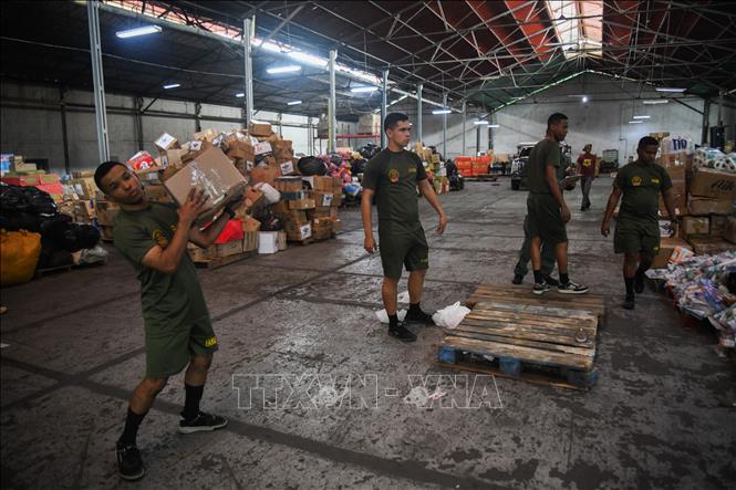 Chủ tịch Quốc hội Venezuela Jorge Rodríguez ngày 1/7/2026 thông báo nước này đã tiếp nhận hơn 700.000 tấn hàng viện trợ nhân đạo (ảnh) quốc tế nhằm phục vụ công tác khắc phục hậu quả sau hai trận động đất mạnh xảy ra hôm 24/6. Tính đến thời điểm hiện tại, động đất đã làm 2.295 người thiệt mạng và 11.267 người bị thương. Hơn 4.000 nhân viên cứu hộ và tình nguyện viên trong nước cũng như quốc tế đã giải cứu được 6.461 người, trong khi hàng nghìn người vẫn đang mất tích. Ảnh: THX/TTXVN phát