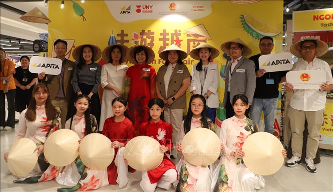 Các đại biểu tham dự Lễ khai mạc Tuần hàng Việt Nam tại hệ thống siêu thị APITA và UNY Hong Kong chụp ảnh lưu niệm. Ảnh: Trần Thị Lê Anh - PV TTXVN tại Hong Kong
