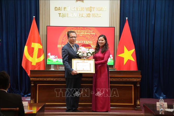 Phó Bí thư Đảng ủy tại Liên bang Nga Ngô Thị Thu Hoài chúc mừng Đại sứ Đặng Minh Khôi. Ảnh: Trần Hải - PV TTXVN tại Nga