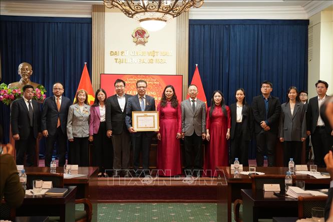Đại diện các tổ chức, hội đoàn chụp ảnh lưu niệm cùng Đại sứ Đặng Minh Khôi. Ảnh: Trần Hải - PV TTXVN tại Nga