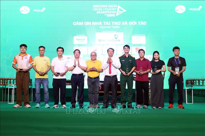 Ban tổ chức trao kỷ niệm chương đến các đơn vị đồng hành cùng giải đấu. Ảnh: Trung Kiên - TTXVN