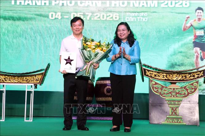 Lãnh đạo thành phố Cần Thơ tặng hoa và kỷ niệm chương tri ân sự đồng hành của nhà tài trợ. Ảnh: Trung Kiên - TTXVN