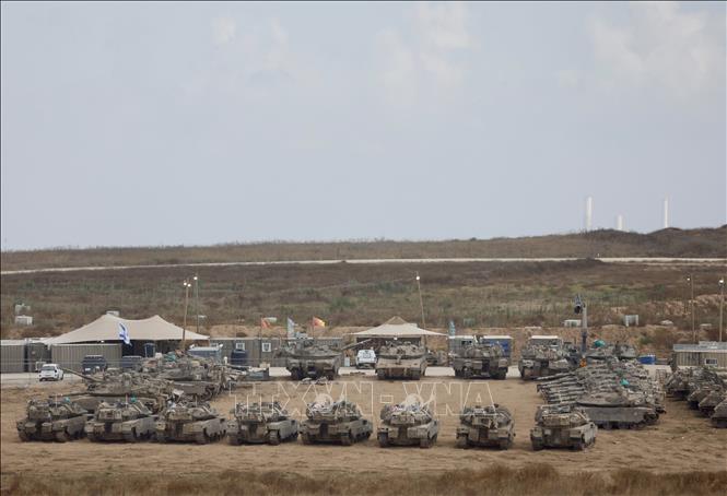 Ngày 1/7/2026, Bộ trưởng Quốc phòng Israel Israel Katz khẳng định Lực lượng phòng vệ Israel (IDF) sẽ duy trì sự hiện diện quân sự tại Liban, Syria và Dải Gaza mà không có bất kỳ hạn chế nào về mặt thời gian, nhằm bảo vệ các công dân và khu định cư. Ảnh: Xe quân sự Israel được triển khai tại khu vực biên giới với Dải Gaza. THX/TTXVN phát