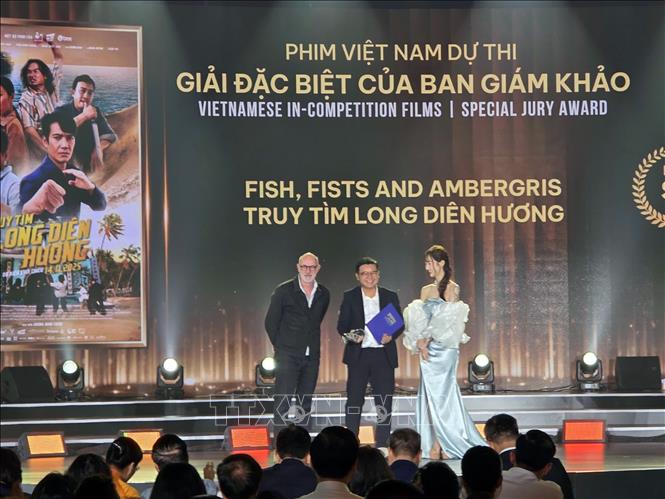 Ban tổ chức trao giải cho các tác giả, đơn vị đoạt giải tại lễ bế mạc. Ảnh: Trần Lê Lâm - TTXVN