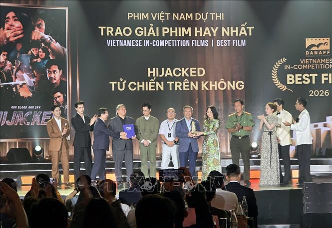 Ban tổ chức trao giải cho các tác giả, đơn vị đoạt giải tại lễ bế mạc. Ảnh: Trần Lê Lâm - TTXVN