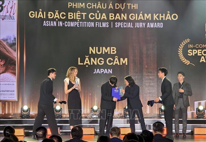 Ban tổ chức trao giải cho các tác giả, đơn vị đoạt giải tại lễ bế mạc. Ảnh: Trần Lê Lâm - TTXVN