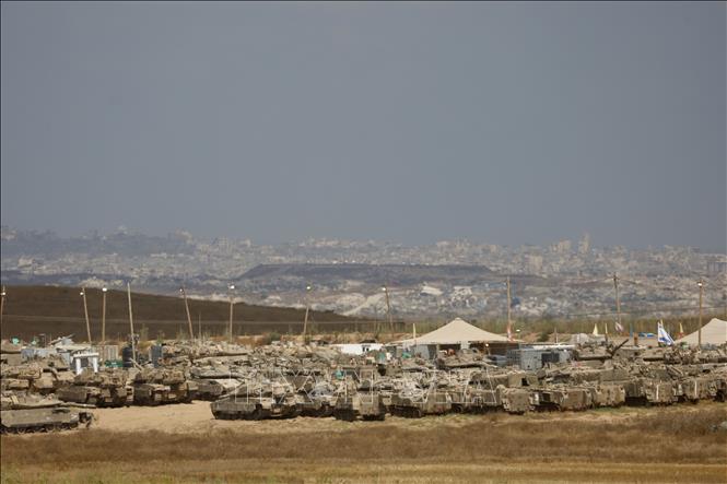 Ngày 1/7/2026, Bộ trưởng Quốc phòng Israel Israel Katz khẳng định Lực lượng phòng vệ Israel (IDF) sẽ duy trì sự hiện diện quân sự tại Liban, Syria và Dải Gaza mà không có bất kỳ hạn chế nào về mặt thời gian, nhằm bảo vệ các công dân và khu định cư. Ảnh: Xe quân sự Israel được triển khai tại khu vực biên giới với Dải Gaza. THX/TTXVN phát