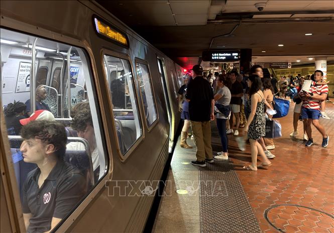 Người lao động ở thủ đô Washington D.C đi làm bằng tàu điện ngầm. Ảnh: Ngọc Quang – PV TTXVN tại Mỹ