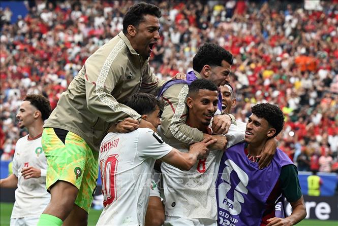 Niềm vui của các tuyển thủ Morocco khi đánh bại Canada để vào đấu ở tứ kết World Cup 2026. Ảnh: THX/TTXVN