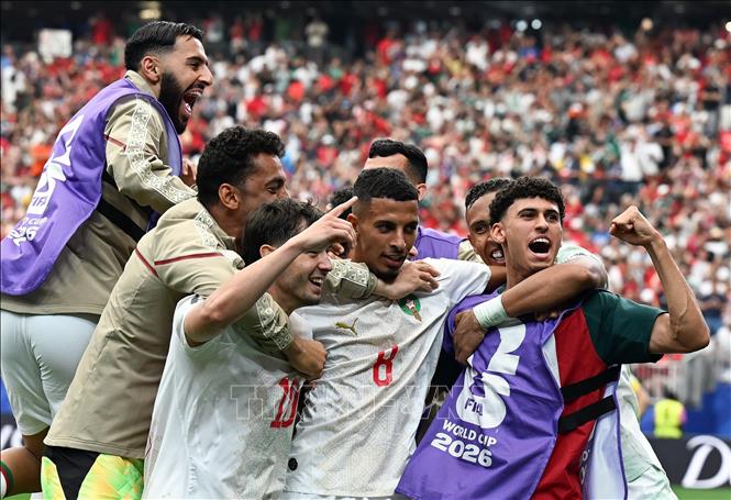Niềm vui của các tuyển thủ Morocco khi đánh bại Canada để vào đấu ở tứ kết World Cup 2026. Ảnh: THX/TTXVN