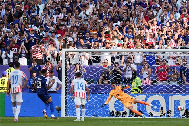 Kylian Mbappe lập công trên chấm 11m, giúp Pháp đánh bại Paraguay 1-0. Ảnh: THX/TTXVN phát
