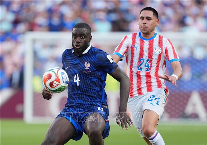 Dayot Upamecano (số 4) của Pháp khống chế bóng trước sự đeo bám của Gustavo Caballero bên phía Paraguay. Ảnh: THX/TTXVN phát