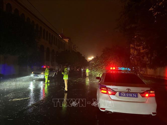 Lực lượng cảnh sát giao thông, Công an tỉnh Quảng Ninh phân luồng giao thông, cảnh báo nhân dân không đi vào vùng nguy hiểm. Ảnh : TTXVN phát