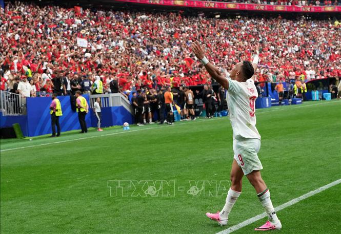 Tiền đạo Morocco Soufiane Rahimi ăn mừng sau khi ghi bàn ấn định tỉ số 3-0, giúp đại diện châu Phi sở hữu tấm vé vào tứ kết. Ảnh: THX/TTXVN