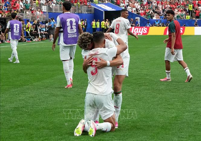 Tiền đạo Morocco Soufiane Rahimi (số 9) chia vui cùng đồng đội sau khi ghi bàn ấn định tỉ số 3-0, giúp đại diện châu Phi sở hữu tấm vé vào tứ kết. Ảnh: THX/TTXVN