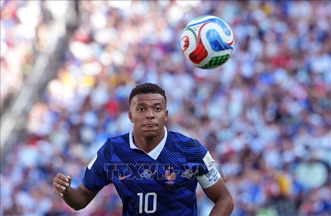 Pha tranh bóng của tiền đạo Pháp Kylian Mbappe trong trận đấu. Ảnh: THX/TTXVN phát