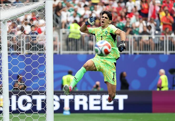 Thủ thành Morocco Yassine Bounou ăn mừng chiến thắng đưa đội nhà vào tứ kết World Cup 2026. Ảnh: THX/TTXVN phát