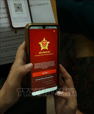 Hướng dẫn người dân cài đặt VNeID tại phường Vị Tân (thành phố Cần Thơ). Ảnh: Duy Khương – TTXVN