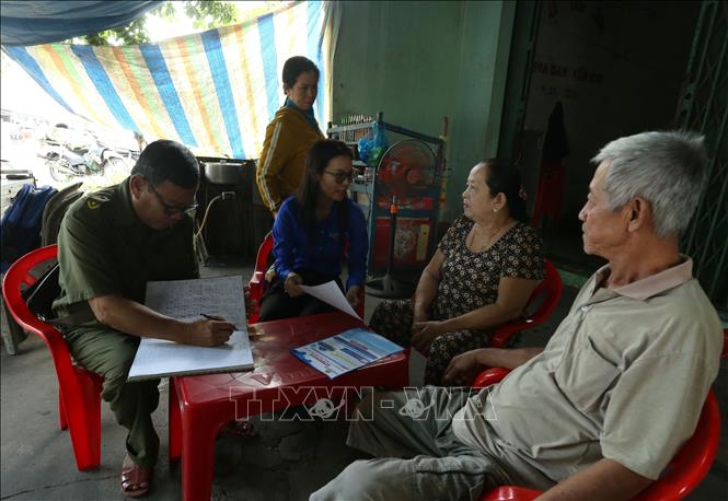 Lực lượng an ninh trật tự cùng đoàn viên thanh niên đi từng ngõ, gõ từng nhà, rà từng đối tượng tuyên truyền, kiểm tra định danh mức 2 VNeID tại phường Vị Tân (thành phố Cần Thơ). Ảnh: Duy Khương – TTXVN