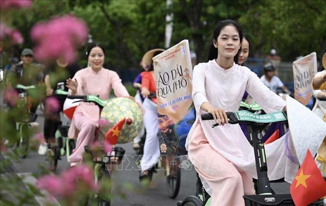 Chương trình quy tụ 200 người tham gia, mặc áo dài truyền thống và đạp xe qua nhiều tuyến đường. Ảnh: Văn Dũng-TTXVN