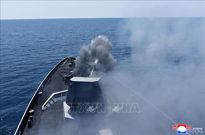 Triều Tiên thử nghiệm nhiều hệ thống vũ khí trên tàu khu trục Kang Kon ngày 4/7/2026. Ảnh: KCNA/TTXVN phát