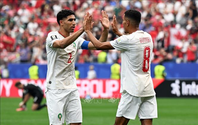 Tiền vệ Azzedine Ounahi (phải) ăn mừng bàn thắng mở tỷ số 1-0 cho Morocco. Ảnh: THX/TTXVN phát