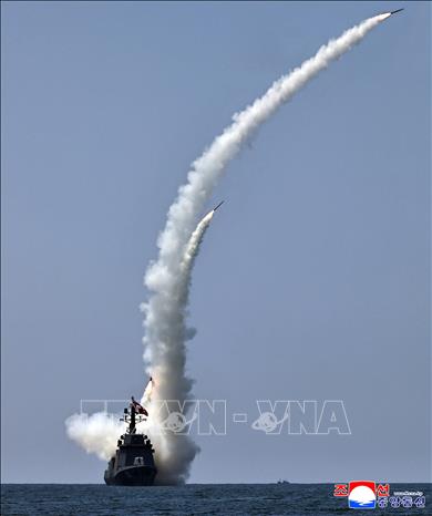 Triều Tiên thử nghiệm nhiều hệ thống vũ khí trên tàu khu trục Kang Kon ngày 4/7/2026. Ảnh: KCNA/TTXVN phát