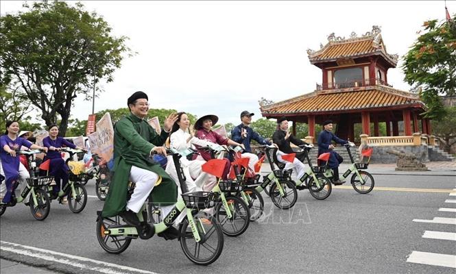The programme brings together 200 participants, dressed in traditional ao dai, who cycled along several streets across the city. Photo: Van Dung – VNA