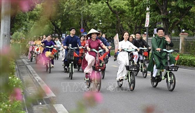 The programme brings together 200 participants, dressed in traditional ao dai, who cycled along several streets across the city. Photo: Van Dung – VNA