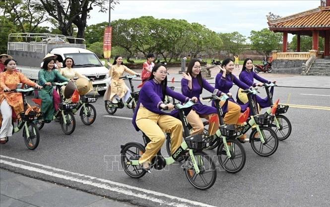 The programme brings together 200 participants, dressed in traditional ao dai, who cycled along several streets across the city. Photo: Van Dung – VNA