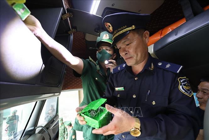 Lực lượng Hải quan phối hợp với Bộ đội Biên phòng kiểm tra phương tiện nhập cảnh qua cửa khẩu Cầu Treo (Hà Tĩnh). Ảnh: Vũ Sinh - TTXVN