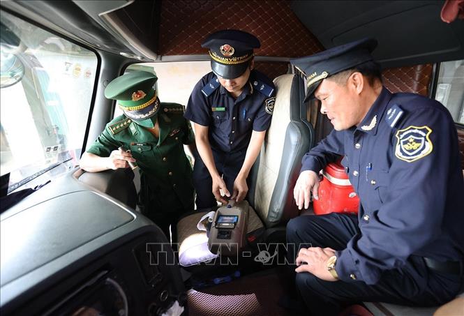 Lực lượng Hải quan phối hợp với Bộ đội Biên phòng sử dụng máy phát hiện chất cấm cầm tay để kiểm tra phương tiện nhập cảnh qua cửa khẩu Cầu Treo (Hà Tĩnh). Ảnh: Vũ Sinh - TTXVN