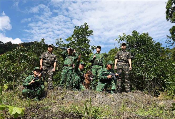 Lực lượng Hải quan phối hợp với Bộ đội Biên phòng tổ chức tuần tra để ngăn chặn buôn lậu qua biên giới, khu vực cửa khẩu Cầu Treo (Hà Tĩnh). Ảnh: Vũ Sinh - TTXVN