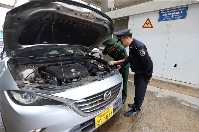 Lực lượng Hải quan phối hợp với Bộ đội Biên phòng kiểm tra phương tiện nhập cảnh qua cửa khẩu Cầu Treo (Hà Tĩnh). Ảnh: Vũ Sinh - TTXVN