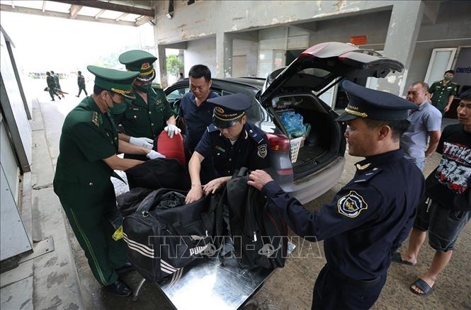 Lực lượng Hải quan phối hợp với Bộ đội Biên phòng kiểm tra phương tiện nhập cảnh qua cửa khẩu Cầu Treo (Hà Tĩnh). Ảnh: Vũ Sinh - TTXVN