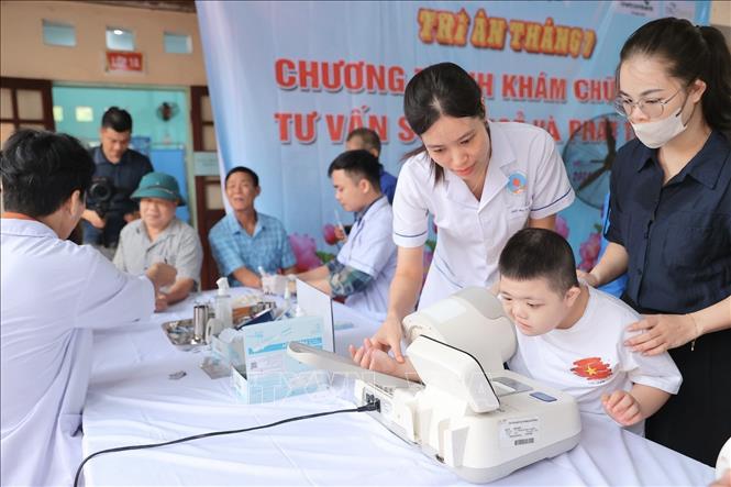 Khám bệnh, phát thuốc miễn phí cho gia đình chính sách tại Lạng Sơn. Ảnh: Minh Quyết - TTXVN