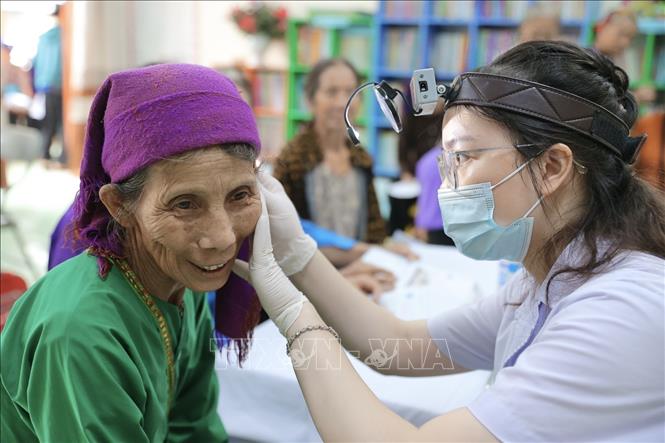 Bác sĩ Bệnh viện Hữu nghị khám cho người dân. Ảnh: Minh Quyết - TTXVN