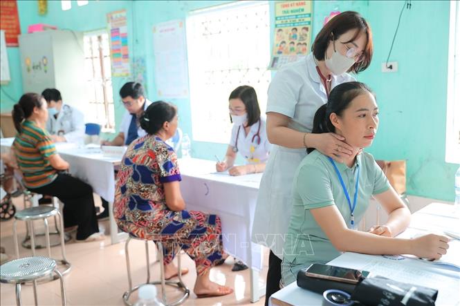 Bác sĩ Bệnh viện Hữu nghị khám cho người dân. Ảnh: Minh Quyết - TTXVN