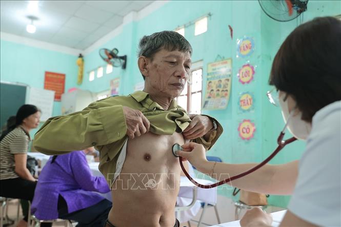 Bác sĩ Bệnh viện Hữu nghị khám cho người dân. Ảnh: Minh Quyết - TTXVN